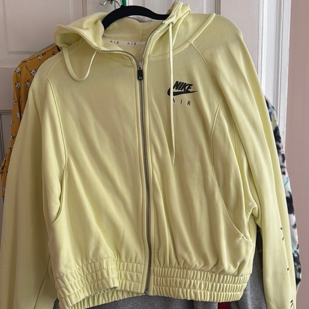 EUC women’s Nike air zip up